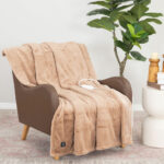 Berkshire Luxe Faux Fur Heated Throw in Navy, 127 x 152 cm - Image 2