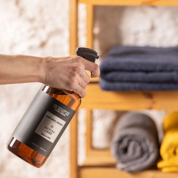 Antiga 1860 Home Textile & Room Spray, 1L - Sandalwood & Bergamot