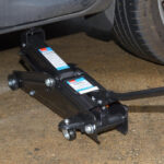 Hilka 3 Tonne Trolley Jack - Image 2